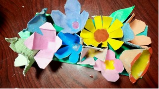 紙の卵パックを活用して作った花