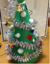 セロファンで飾りを作るクリスマスツリー