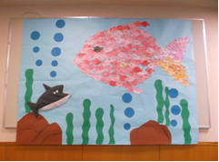魚のモザイクアートがユニークな壁面飾り